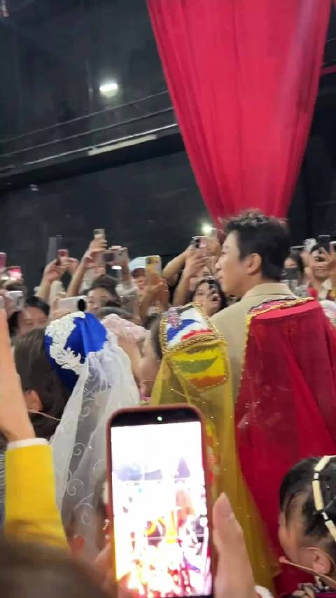 春晚后台邓超和大家互动，看看大家都是用的什么手机？大部分还是苹果手机