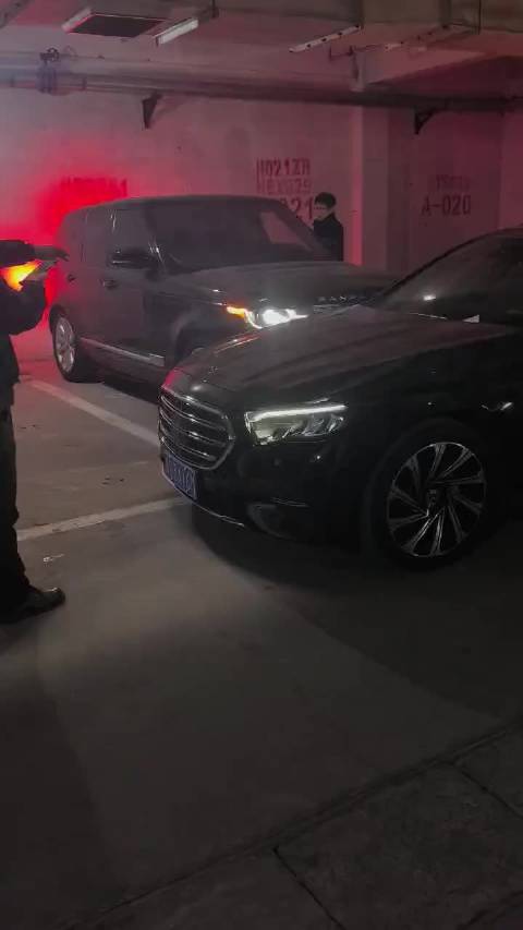 当路虎碰到奔驰堵车，这种做法大家怎么看？