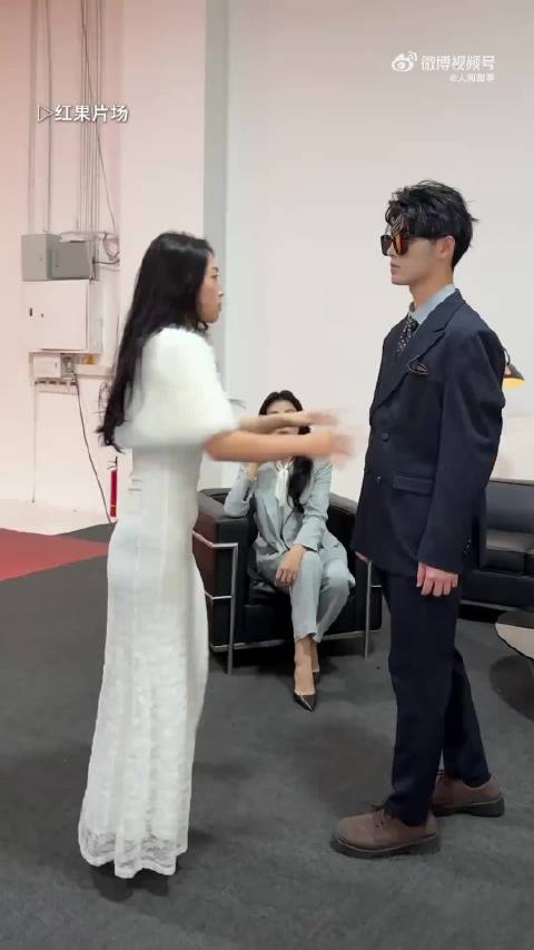 刘涛春晚劝架金句大过年的别吵了引共鸣