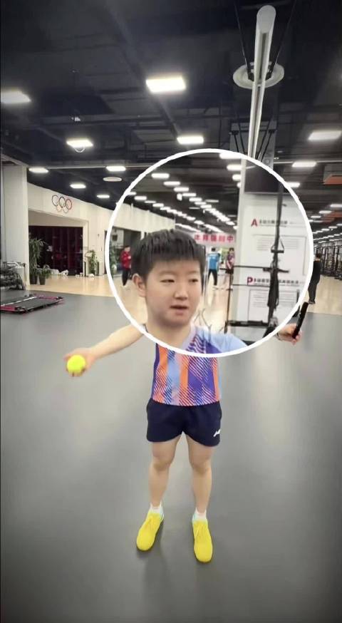 好多人问莎莎训练视频后面紫色衣服的是谁