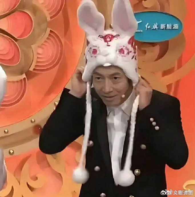 为什么撒贝宁在春晚互动中会戴马头帽并自称“神马”？