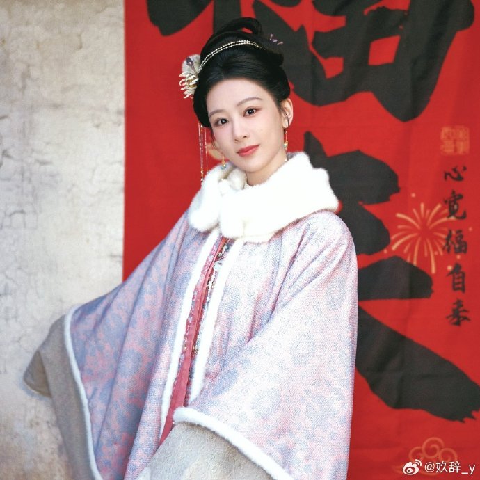 杨紫春晚即兴舞蹈惊艳众人，动作不齐却完美诠释角色内核？