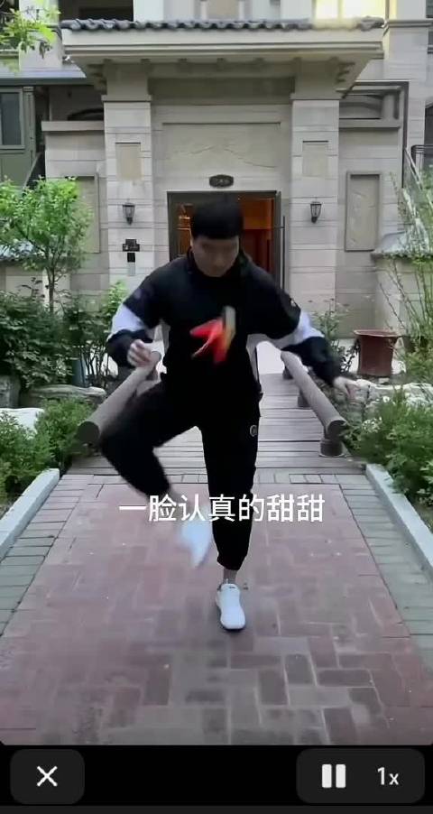 王楚钦左撇子踢毽子用左脚，梁靖崑动作标准获赞