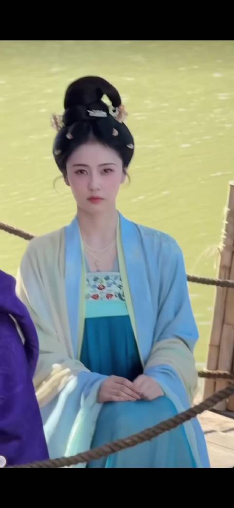 白鹿新剧《仲夏的黄昏》官宣主演叶璃