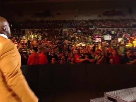 WWE舞台风云再起：全能王鲍比与冠军达米安的宿命对决，背后真相令人震惊！