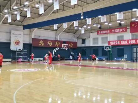 中国男篮集结特训！周琦顶着赵睿与孙铭徽的严密防守，稳稳射入中线三分