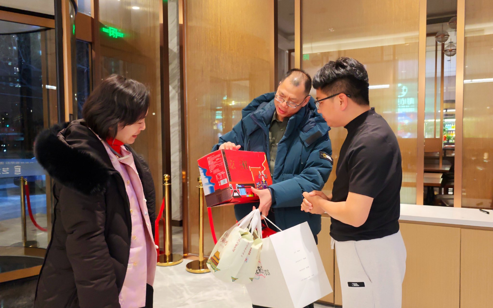 北京市文旅局和豐台區文旅局給鬱章寶一家送來「北京禮物」。新京報記者 王巍 攝