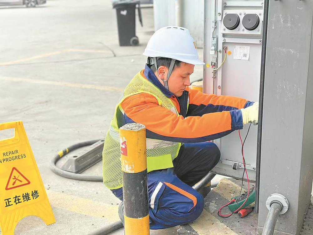 春节期间，他们坚守在工作岗位上。