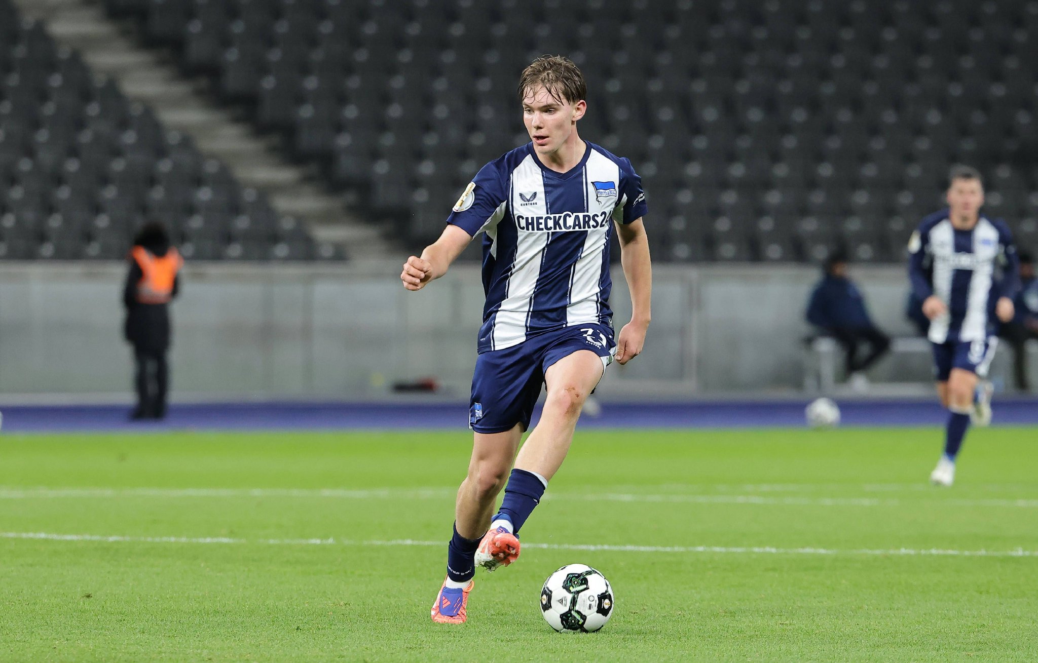 图片报:法兰克福正争取签下16岁中场艾希霍恩,暂领先争夺战