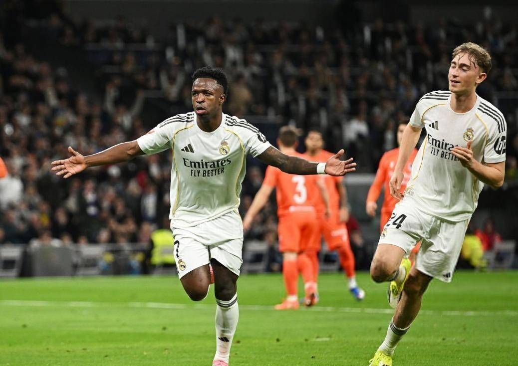 维尼修斯独造2点+双响，皇马4-1皇家社会，豪取8连胜强势夺回榜首