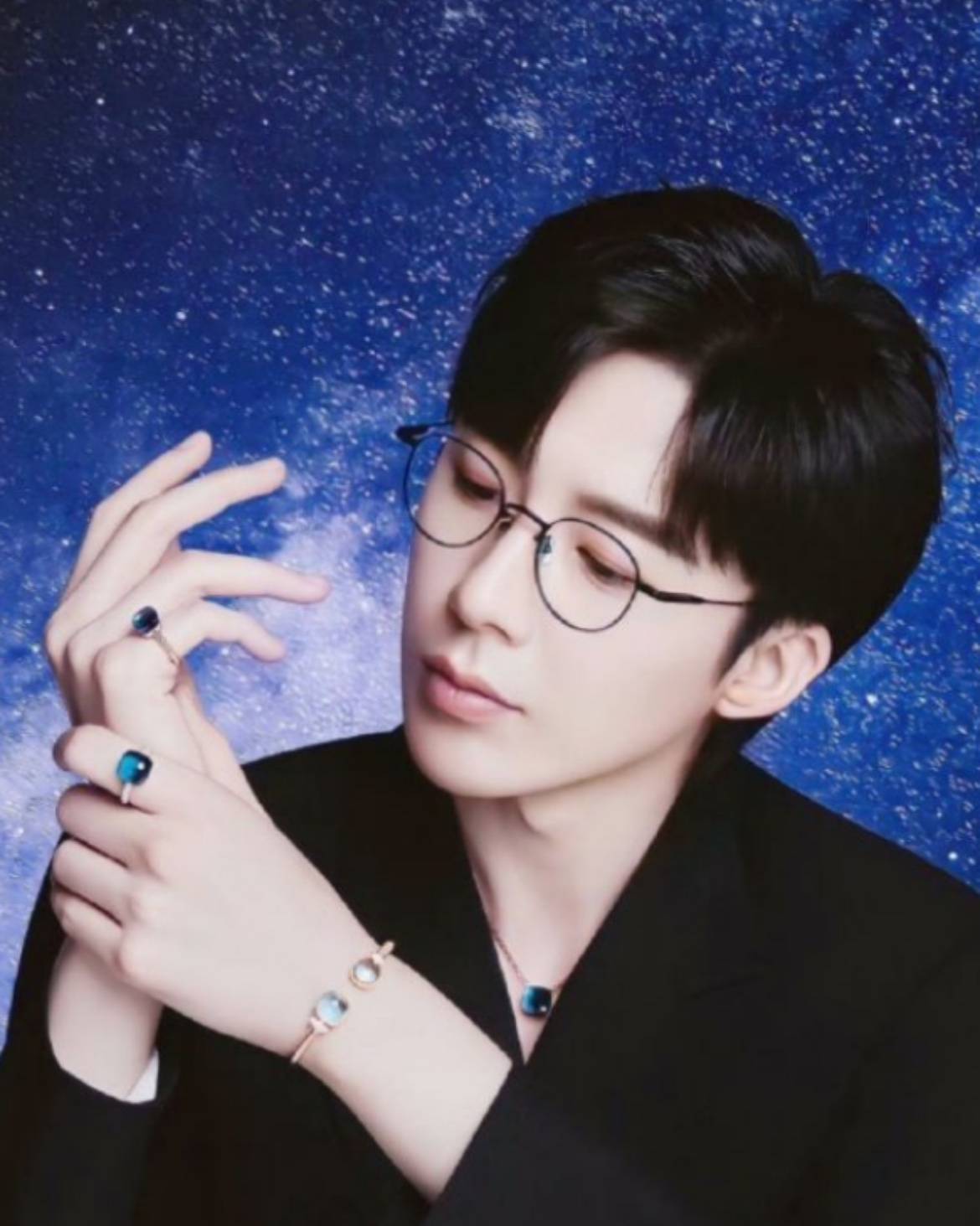 刘宇宁工作室设备引热议:尼康镜头下的“刀锐奶化”美学