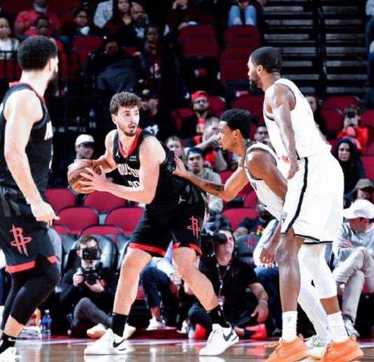 火箭中锋申京带伤出战,力挽狂澜未果,球队仍需努力调整状态