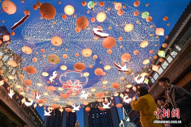 资料图：游客在重庆弹子石老街观赏新年灯会。中新社记者 何蓬磊 摄