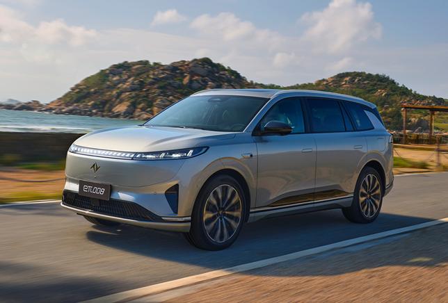 不到20万，eπ008就给到5米车长、8295座舱、高阶智驾