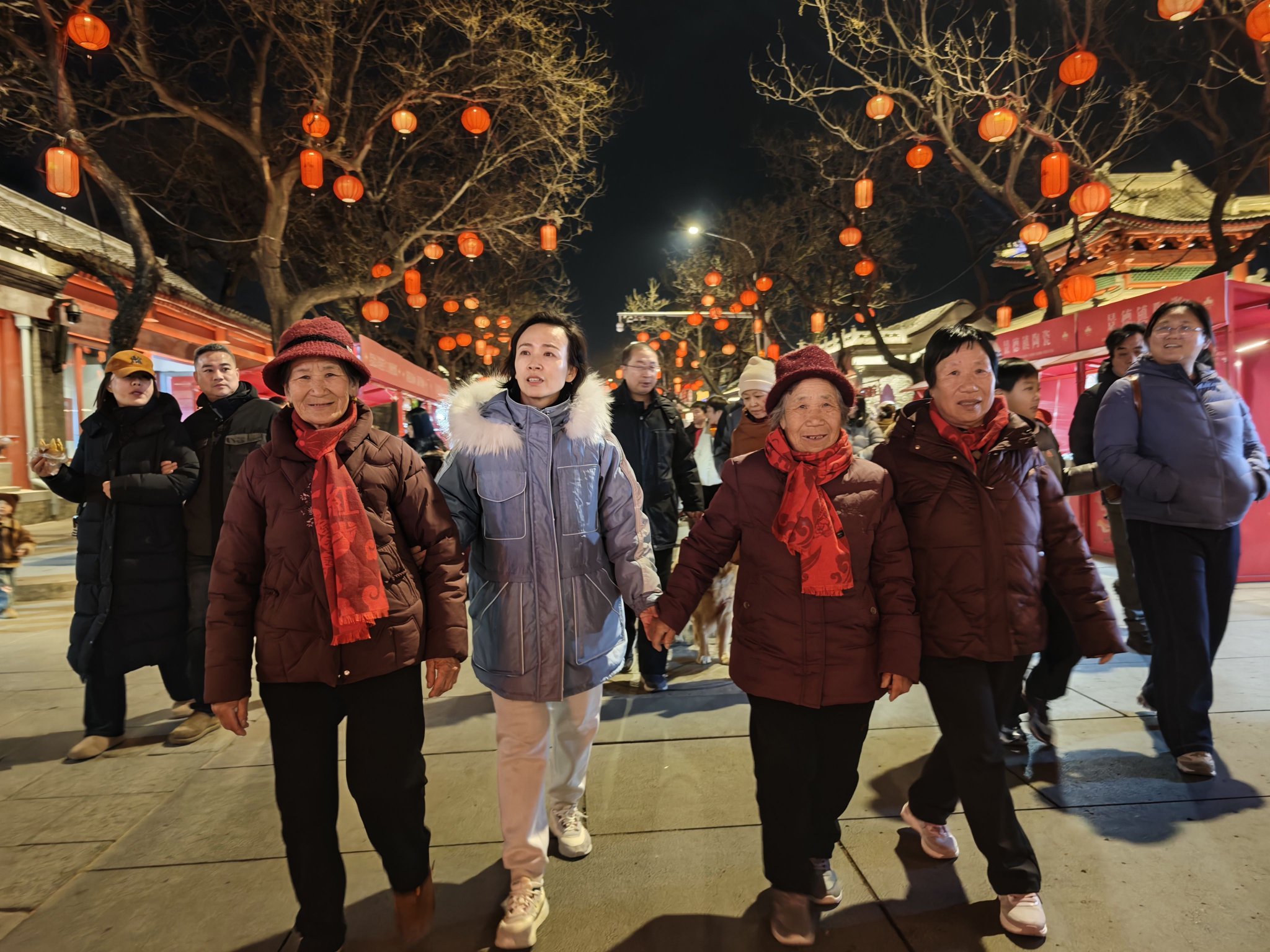 鬱章寶一家來到宛平城，感受新年的喜慶熱鬧氛圍。新京報記者 王巍 攝