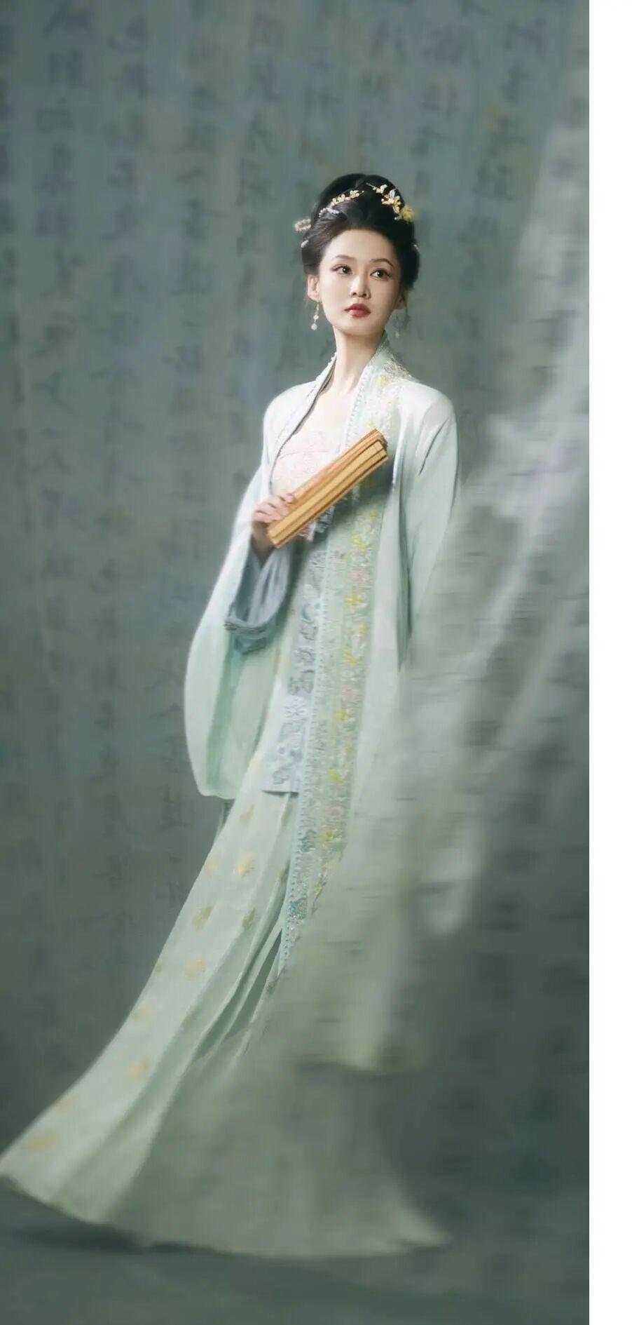 李沁春晚穿的是非遗花罗，落在田曦薇头上的花瓣是通草花，“曾是不被看好的小众非遗，濒临失传”