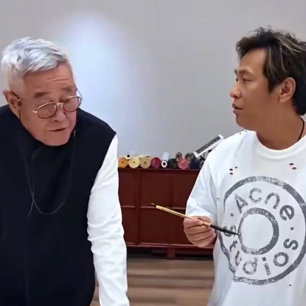 赵本山宋小宝又演上小品了，师徒合体炸热搜！题字\"山中有宝\"秒变小品现场，笑点密集到捂肚子