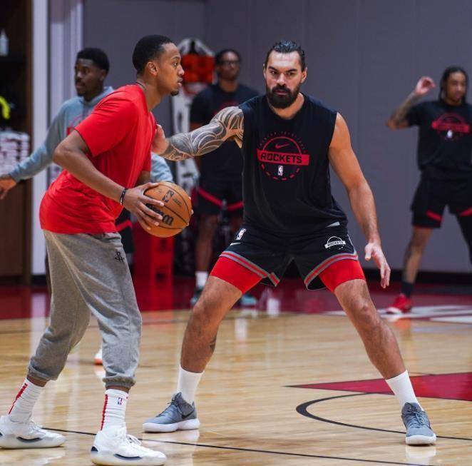 恭喜火箭队,就在刚刚,30岁大闸复出,终迎完整阵容,斯通经理可再签1人,一旦他进入买断市场,火箭就会立刻出手