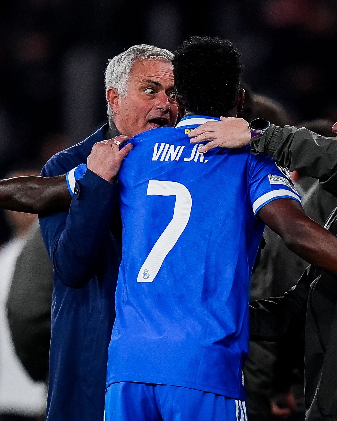 染红!63岁穆里尼奥暴怒:裁判有一份保护名单 上面写着几名皇马球员