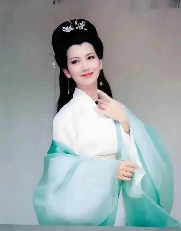 白娘子累坏了,赵雅芝央视春晚大放异彩