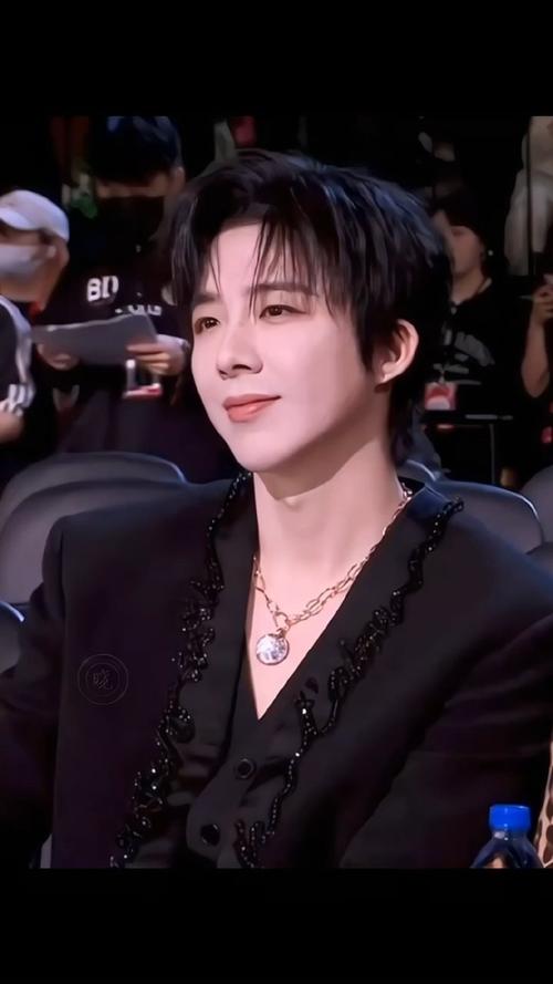 刘宇宁红毯复刻《折腰》名场面岔音，忙到狂奔还不忘营业