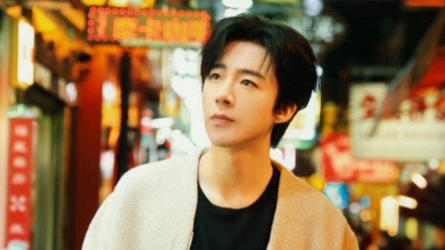 刘宇宁这组澳门街头复古港风大片太会了！