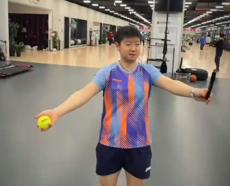 孙颖莎的训练vlog有人抢镜,眼尖球迷发现那是王楚钦,大年初一都在苦练