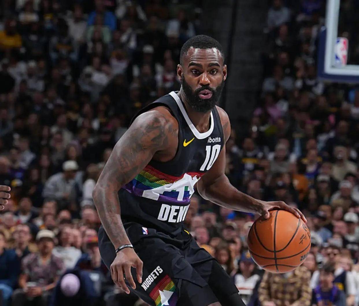 掘金险胜灰熊守住第三，末节被追平后小皮蓬抛投不中成转折，约基奇三双刷新纪录，连败阴影下的关键一步_比赛_篮板