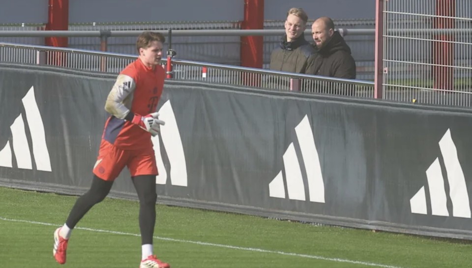 看弟弟训练，图片报：乌尔比希哥哥是拜仁女足二队守门员教练