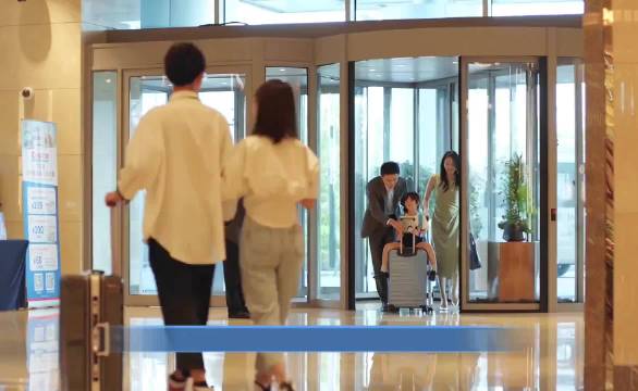 许幻山踢得满头大汗直到半夜才回了酒店 三十而已 顾佳 许幻山 林有有 童瑶