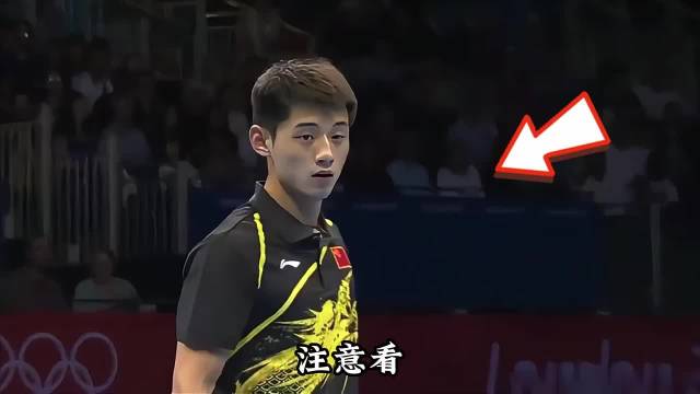 注意看场上出现争议一幕，军人出身的王皓主动让分