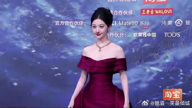 不愧是人间富贵花！景甜一字肩红色公主裙，白到反光！丨微博之夜