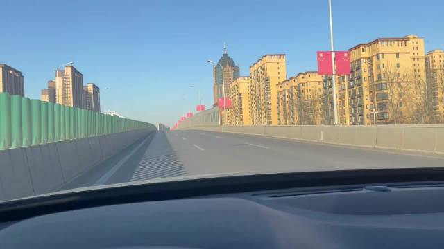 小城路宽车慢生活成本低，微型电动车取代老头乐