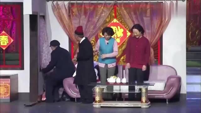 本山大叔表演中笑场引观众欢乐