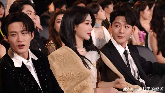 左边张晚意右边檀健次，杨紫批羊绒大衣坐中间，太像阔太太