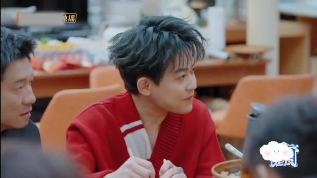 他站起来我还以为要共饮太平年下一杯热酒