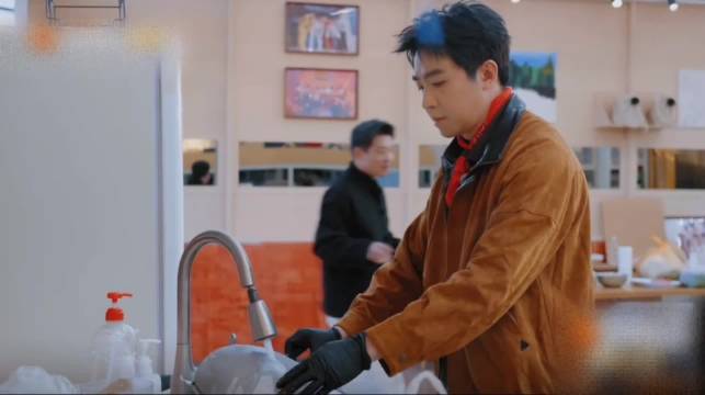 快乐老友记灏明爆肝俞灏明搞笑躲闪猪名场面