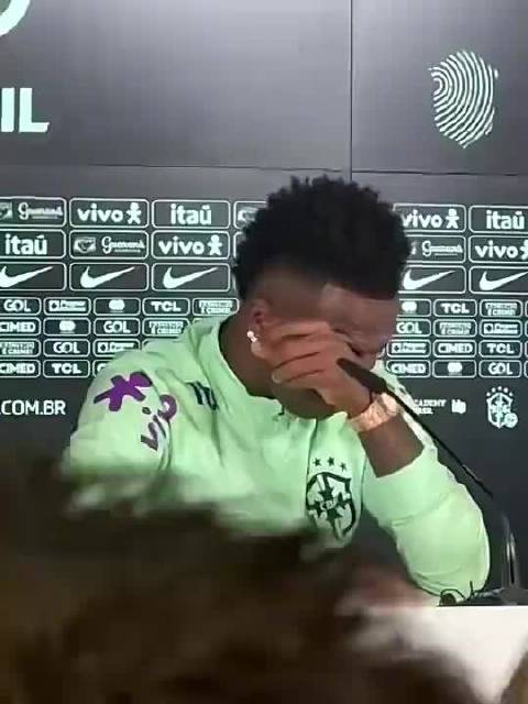 24年维尼修斯谈种族歧视落泪：只想踢球，希望黑人不再受苦