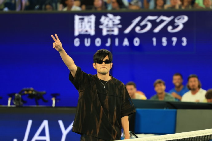 周杰伦在澳网表演赛中扎马步的具体场景是怎样的？