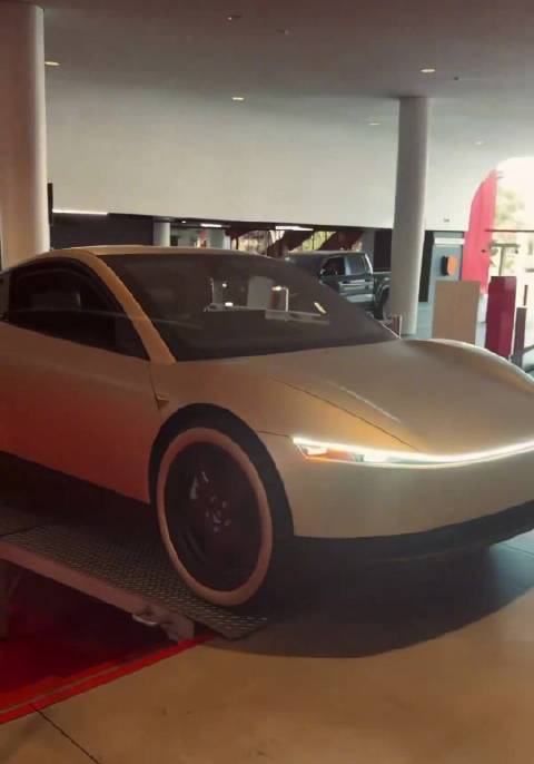 特斯拉无方向盘自动驾驶车Cybercab下线，定价17.3万