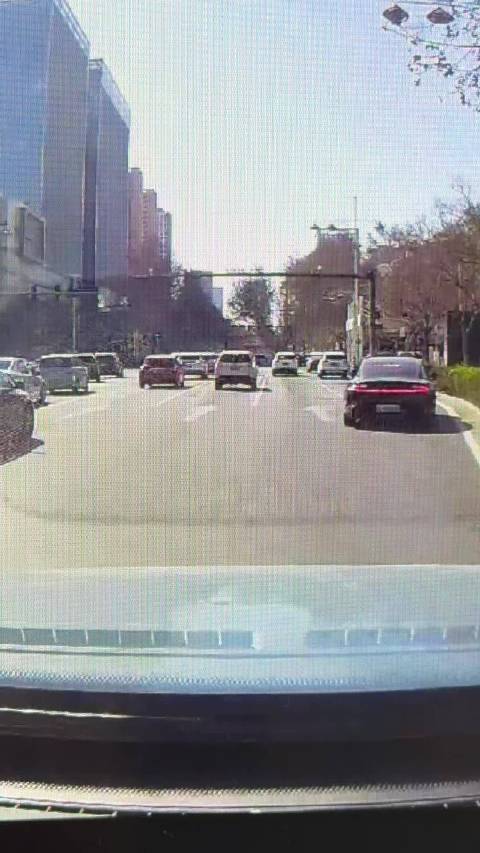 这个斯巴鲁的雨刮喷水笑死，暗器，妥妥的暗器