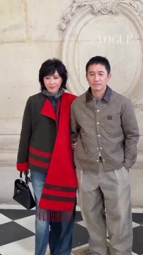 人拖着 E 人去看秀呢！|梁朝伟刘嘉玲