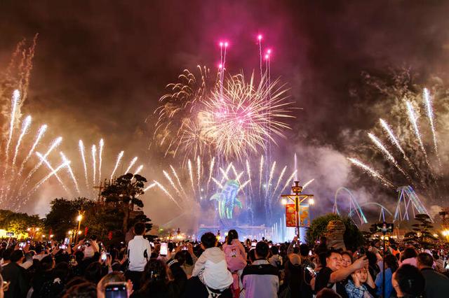 海洋王国的烟花秀。受访者供图