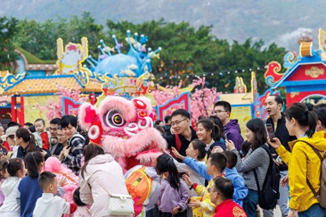 醒狮与游客互动。受访者供图