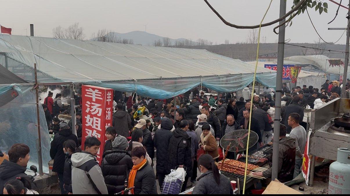 2月15日，農曆臘月二十八，費縣大集上擁擠的人群。 新京報記者 趙敏 攝