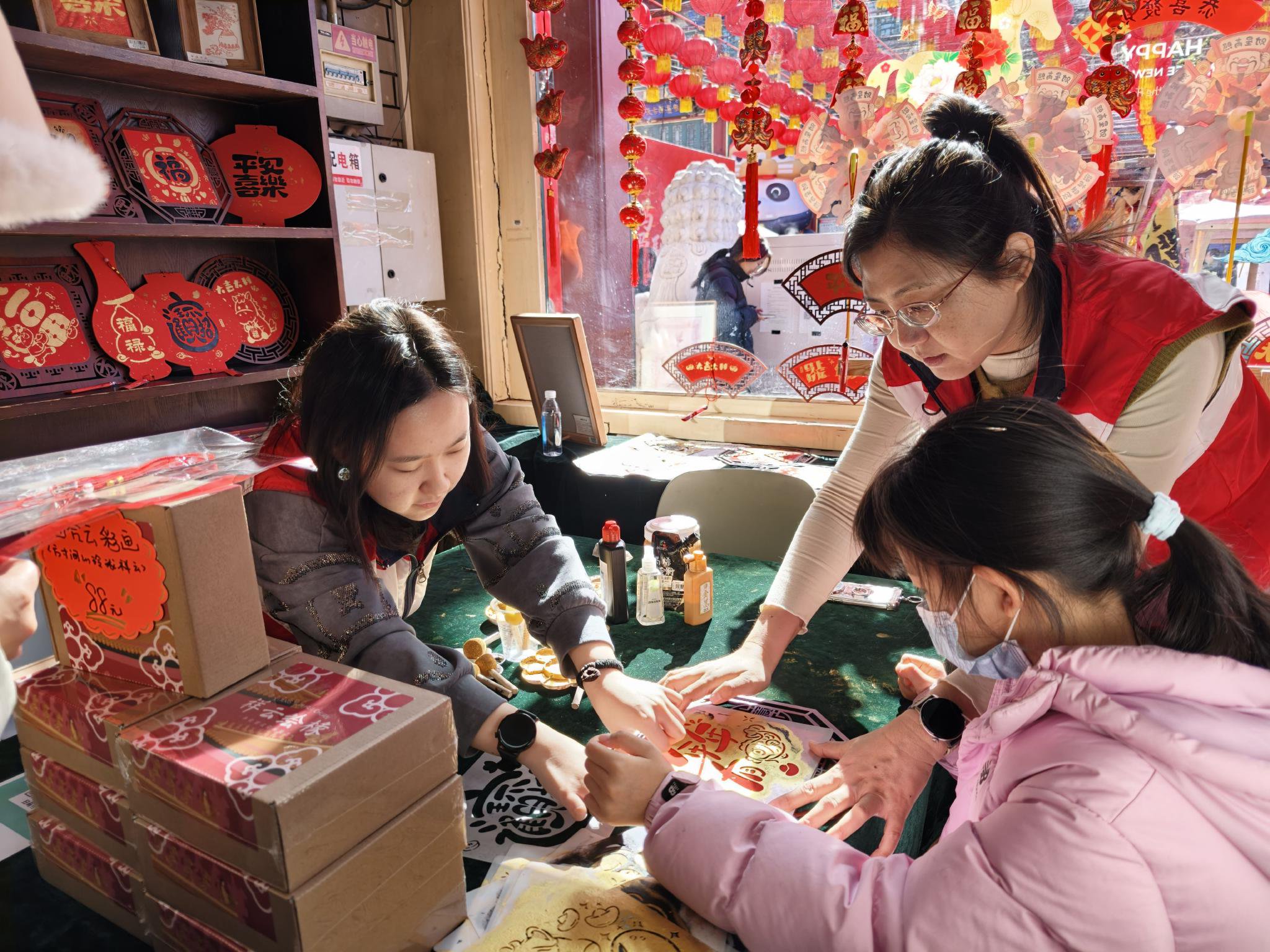 廟會期間，遊客在中國書店內體驗拓印。受訪者供圖