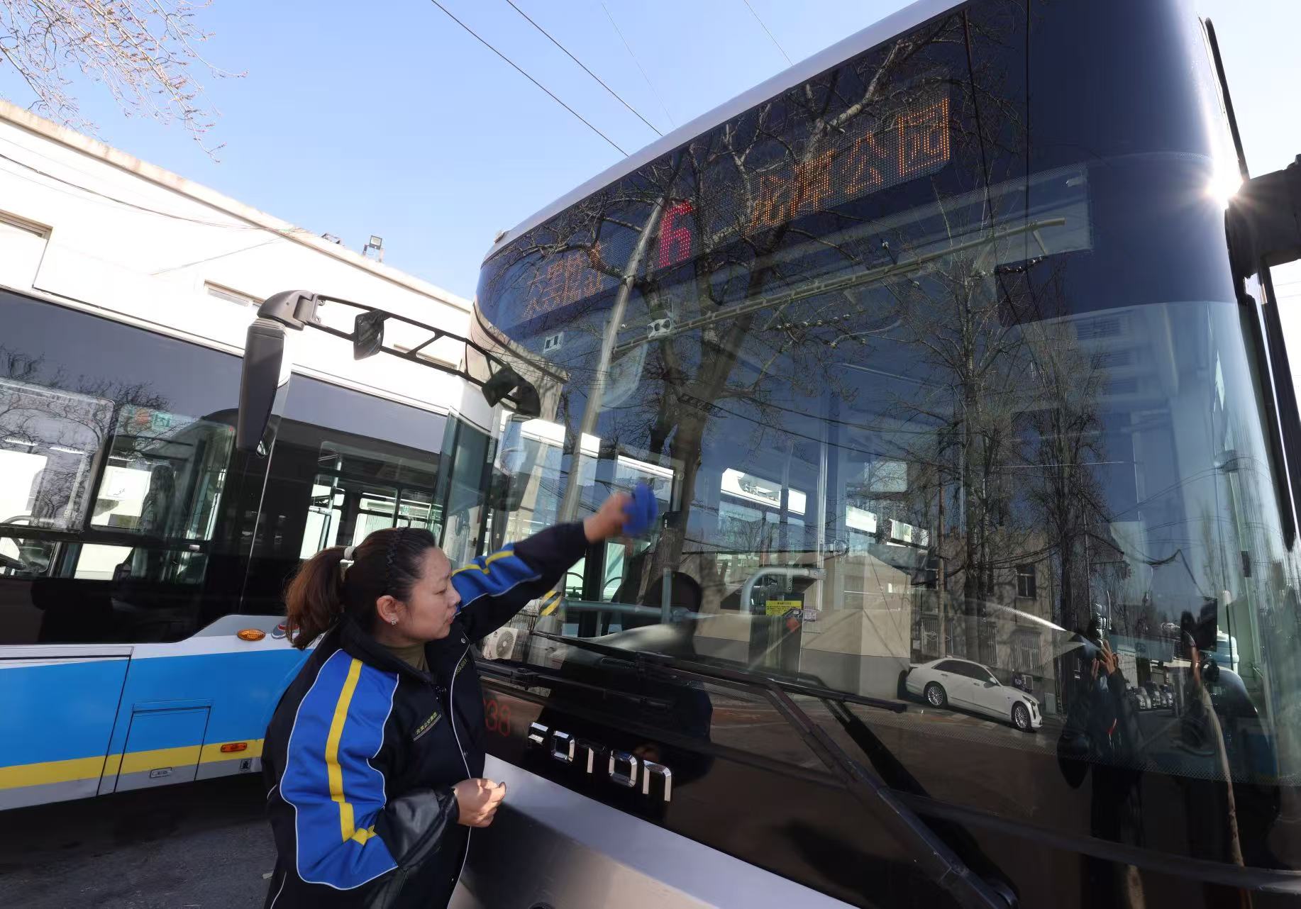 發車前，趙靜擦拭、清潔車輛。新京報記者 王貴彬 攝