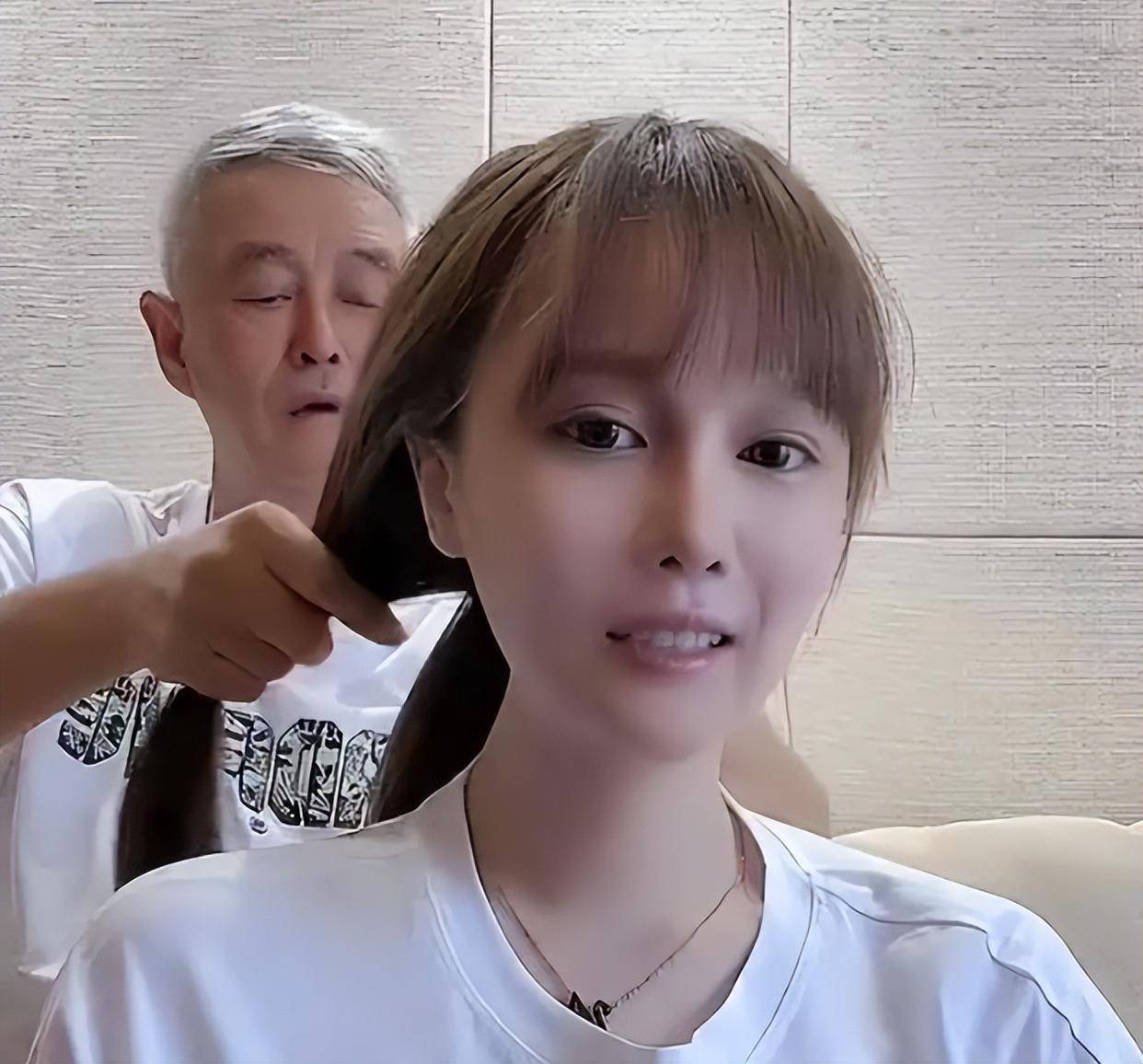 女儿球球直播带货艰辛，抑郁症复发停播休养