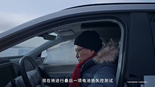 沃尔沃XC70硬抗6.5吨冰壶冲击，极寒测试验证安全性能