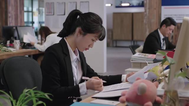 都挺好:丽丽在单位努力工作，如今又拿奖金又升职，开心坏了